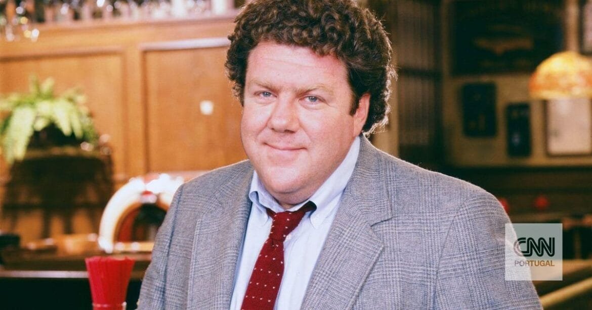 Morreu George Wendt, estrela da série "Cheers, Aquele Bar"