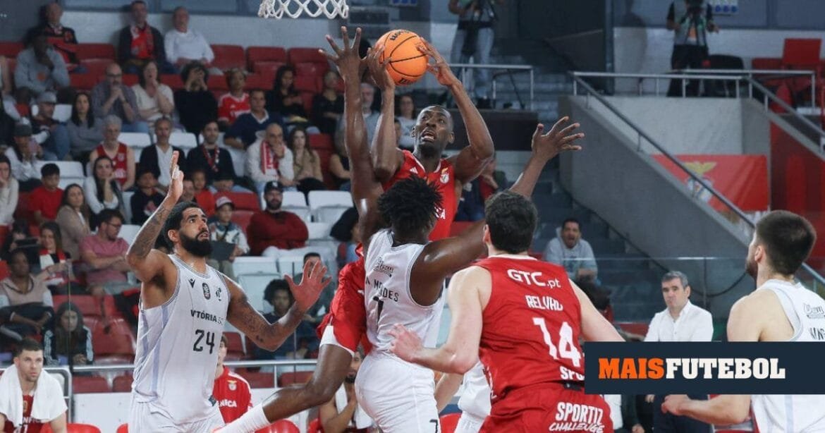 Basquetebol: Benfica vence V. Guimarães na abertura do play-off | MAISFUTEBOL