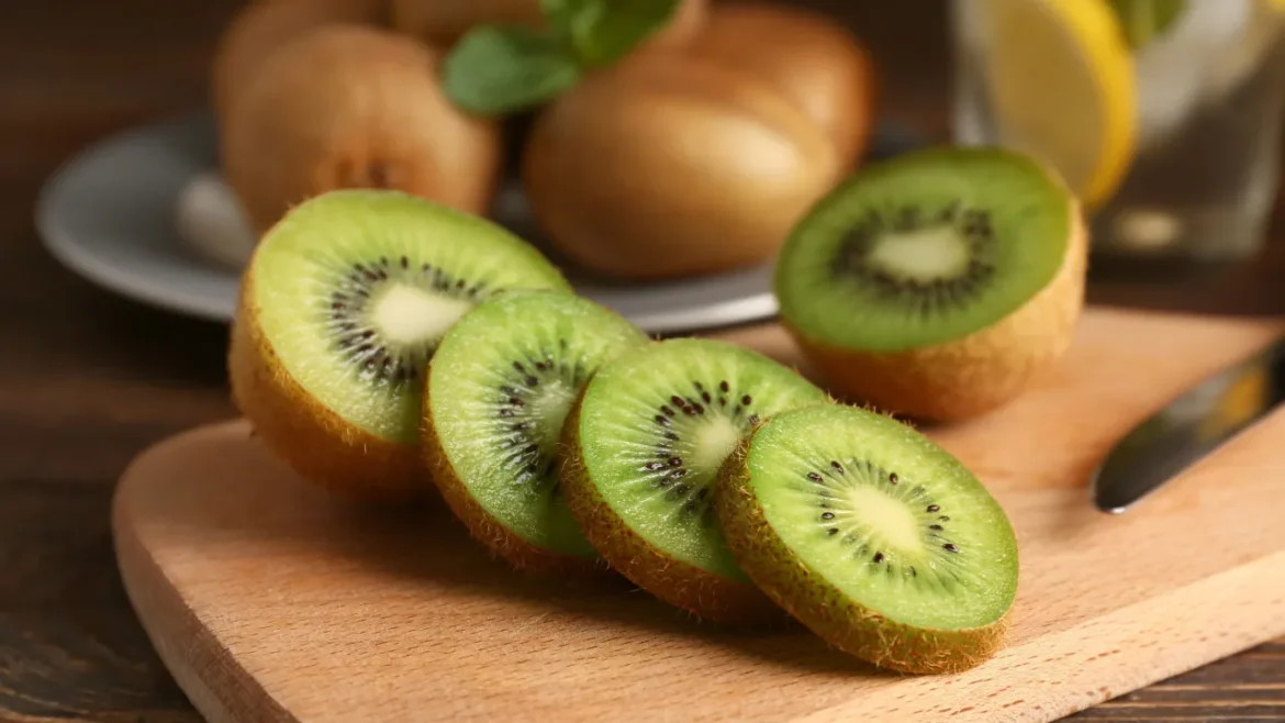 Afinal, é ou não saudável comer kiwi com casca? Nutricionista responde