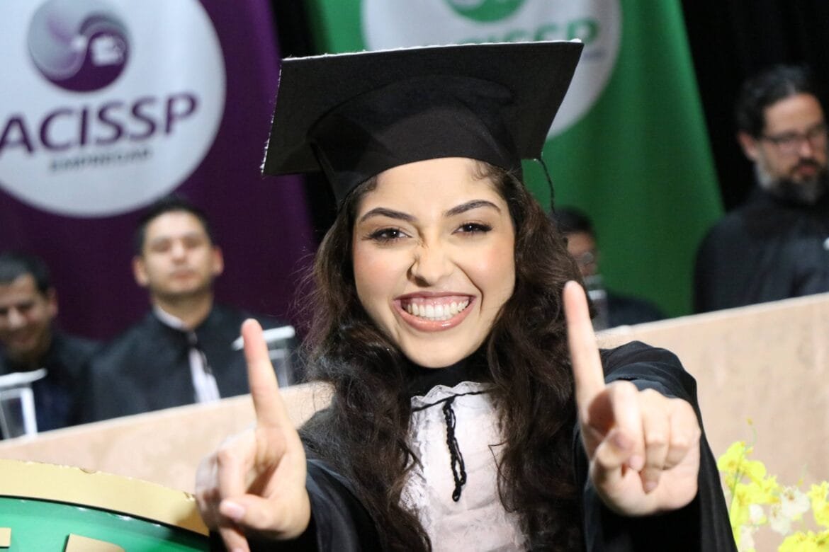 Única a 'passar direto', aluna se forma sozinha na faculdade
