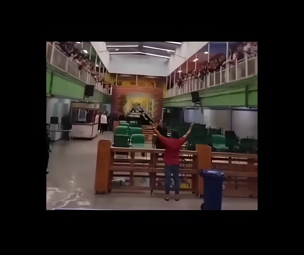 Diretor de escola afastado pela Prefeitura de SP recebe homenagem dos alunos; veja o vídeo