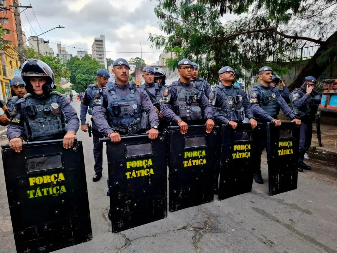 Tarcísio descumpre acordo, derruba casas na favela do Moinho e moradores travam linha de trem