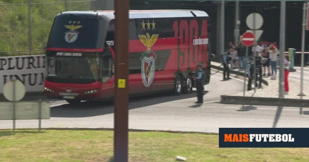 Cerca de uma dezena de adeptos na partida do autocarro do Benfica para o jogo com o Sp. Braga | MAISFUTEBOL