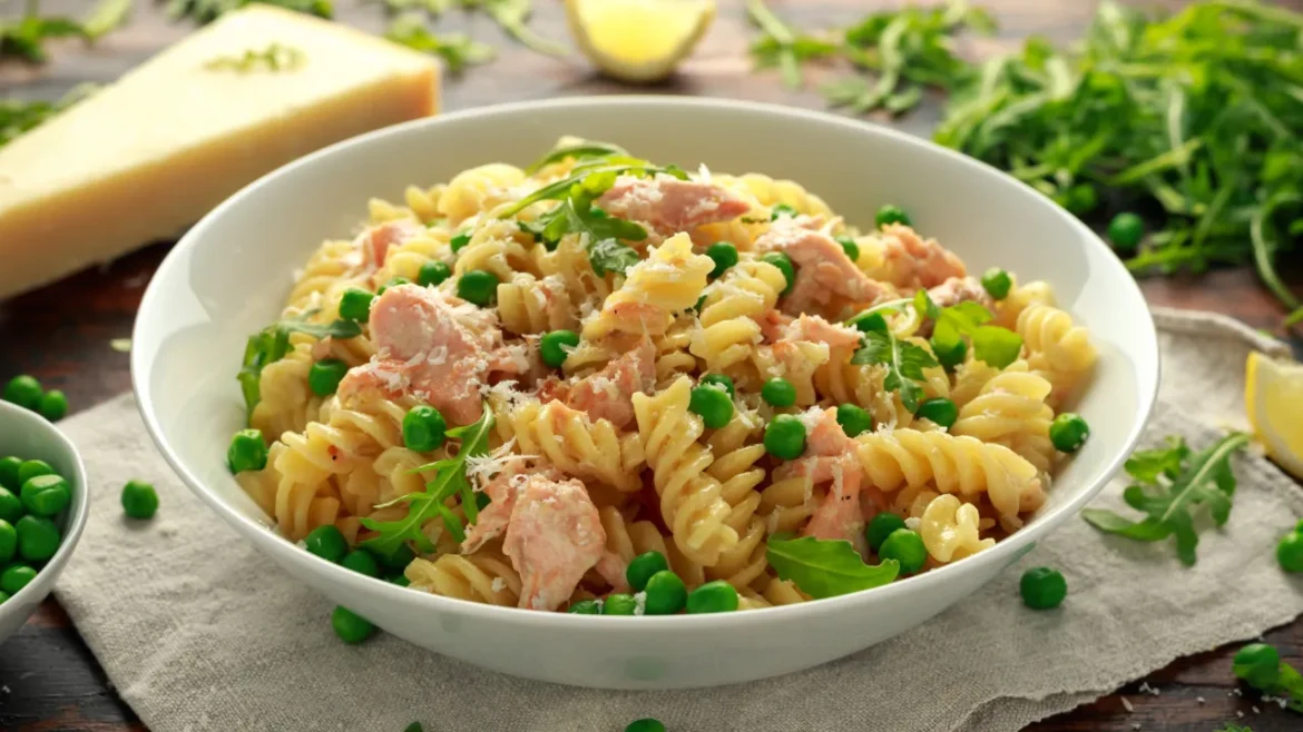 Massa com salmão e ervilhas. A receita para arrancar bem a semana