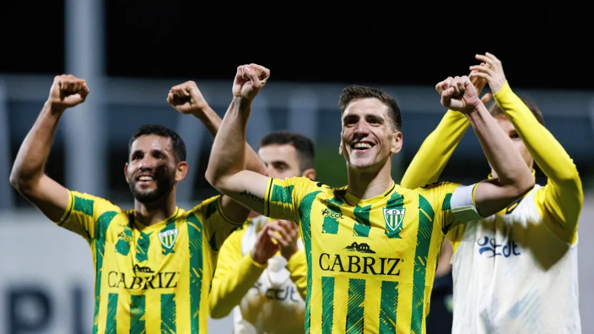 Tondela sofre mas é campeão na II Liga. Alverca sobe, Vizela no playoff