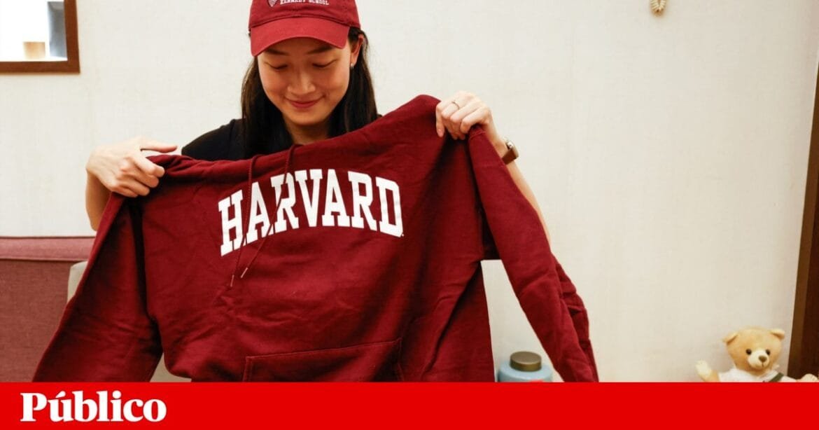 Administração Trump suspende todos os contratos com Harvard. NPR avança para a justiça