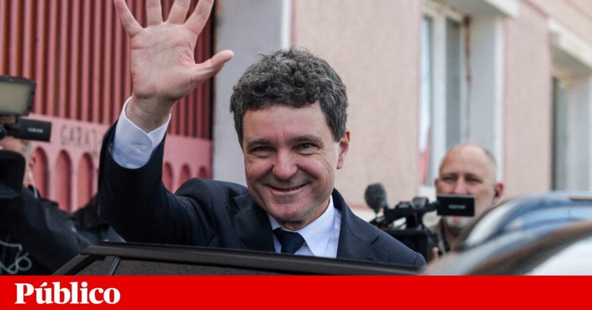 Projecções dão vitória ao centrista Dan nas eleições da Roménia, extrema-direita rejeita sondagem