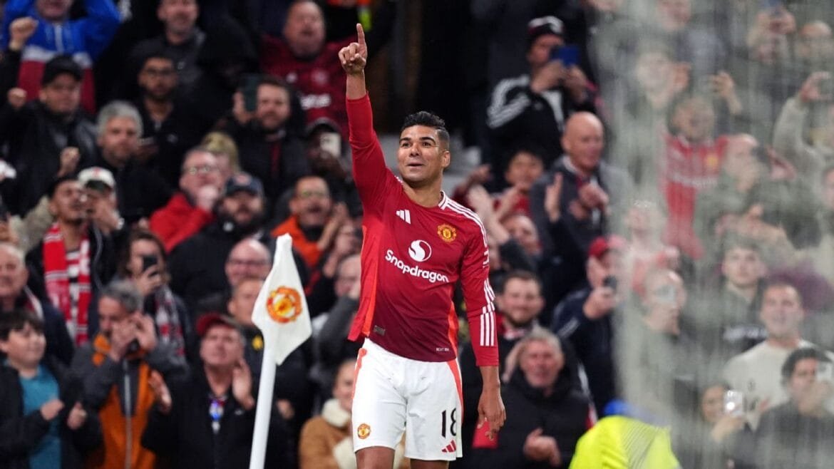 Casemiro ouve recado de lenda do United e se emociona: 'Uma das temporadas mais vencedoras da minha vida foi essa'