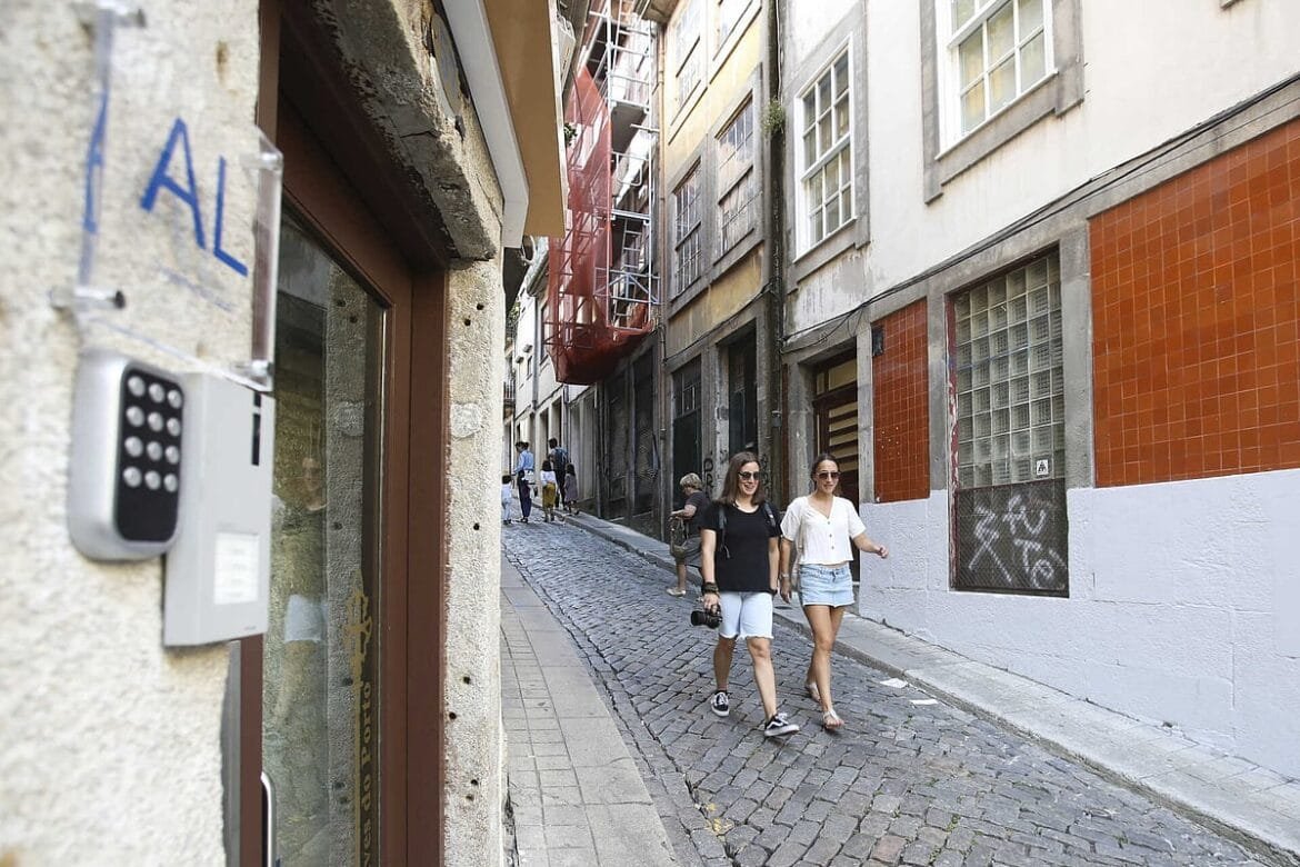 70 mil alojamentos locais arriscam ser cancelados por falha na entrega do seguro