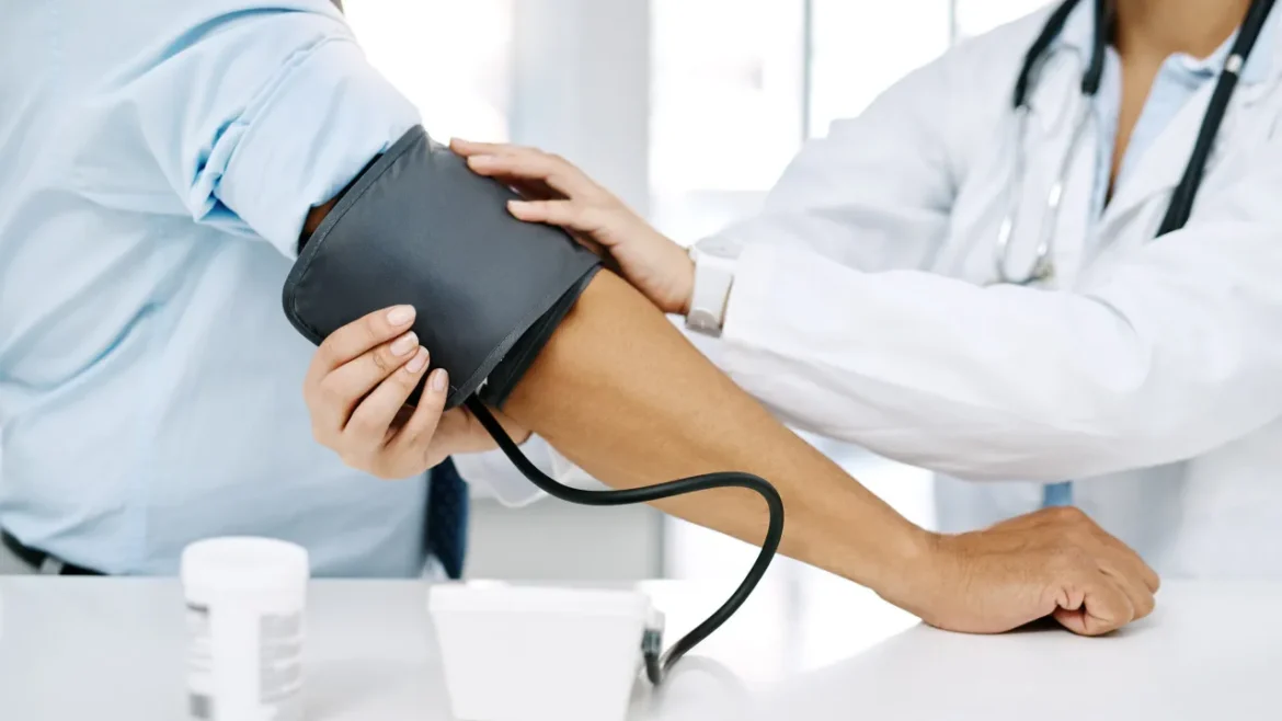 Seis sinais de pressão arterial alta: Cardiologista deixa alerta
