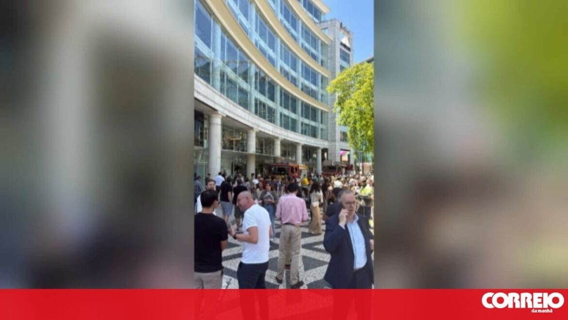 Incêndio deflagra no Atrium Saldanha em Lisboa. Edifício evacuado