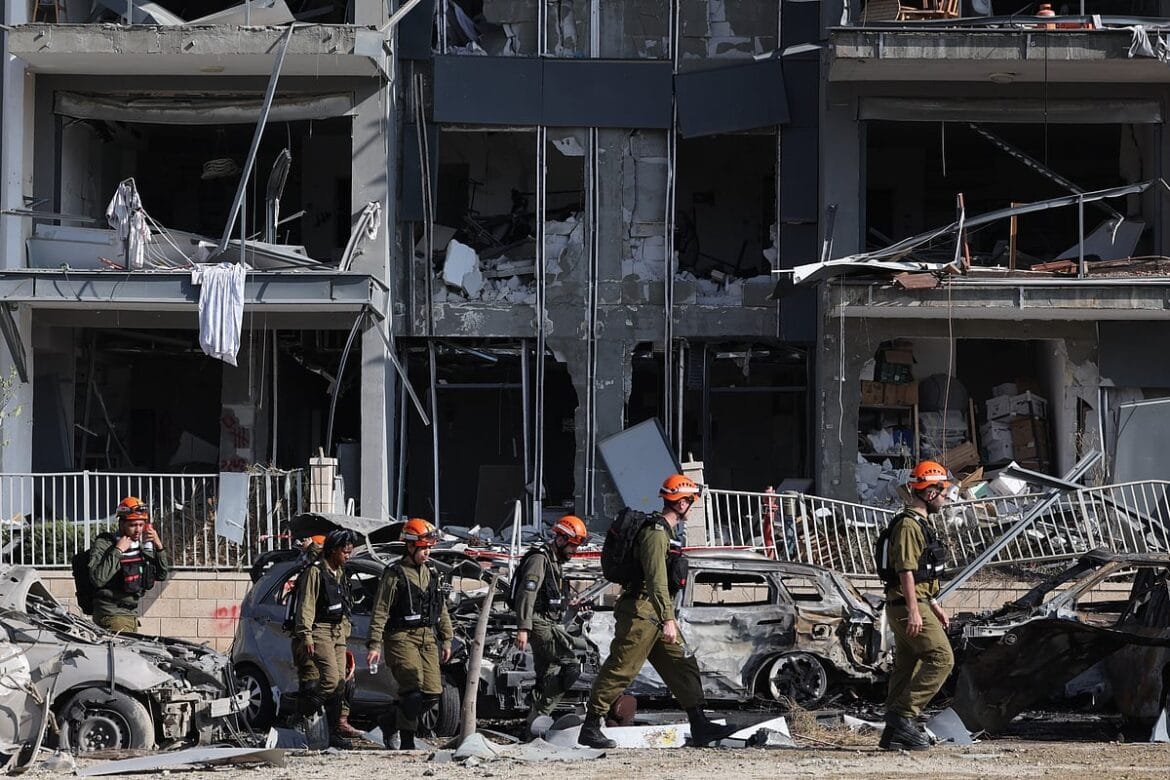 Israel ordena intensificação dos ataques a "símbolos do regime". Macron pede prioridade às negociações
