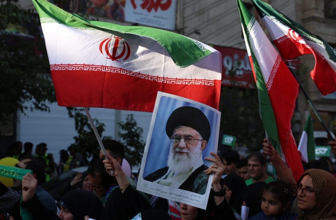 Israel reivindica ataque a alvos nucleares. L&iacute;der supremo do Ir&atilde;o promete resposta "sem piedade"