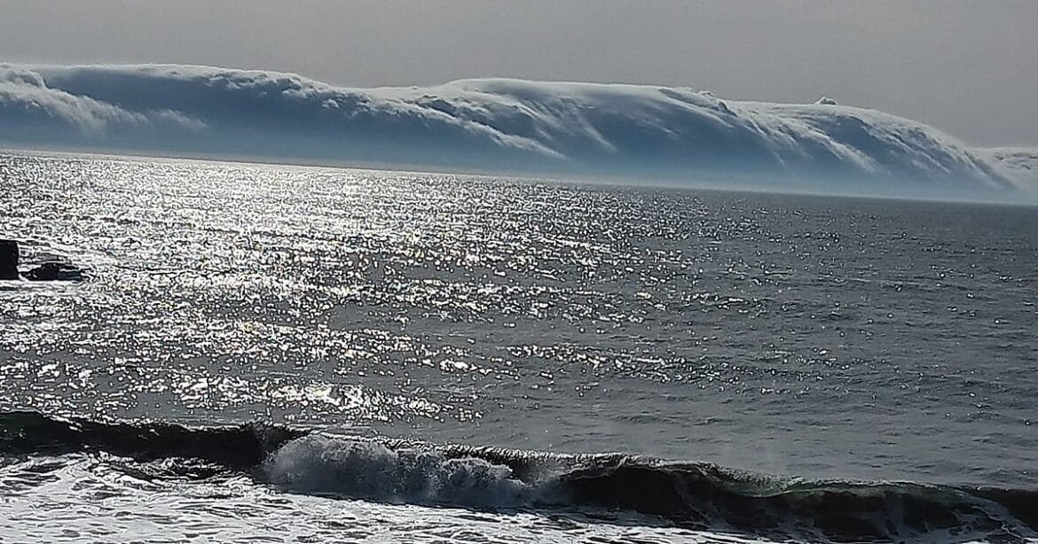 "Nuvem rolo". Fenómeno surpreende em algumas praias portuguesas e que o IPMA diz ser "relativamente raro" 