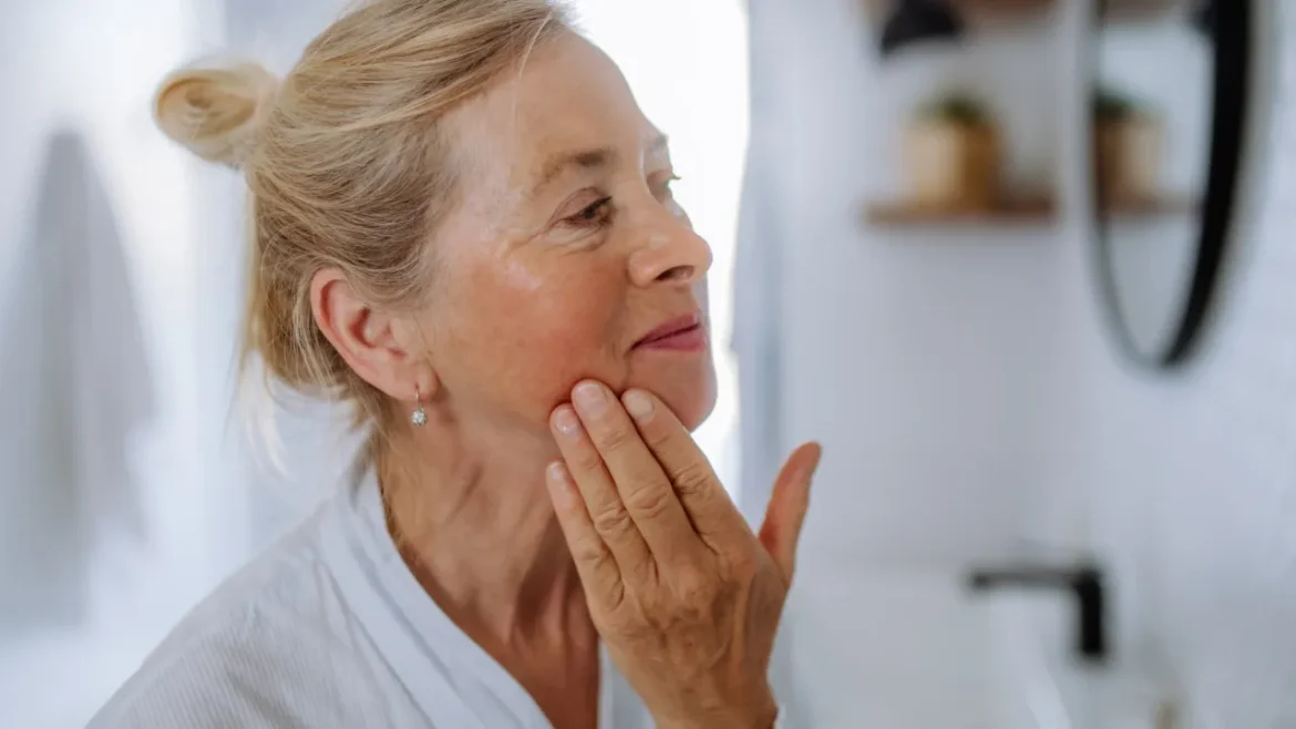 Quatro maneiras de suavizar a pele envelhecida, segundo dermatologista