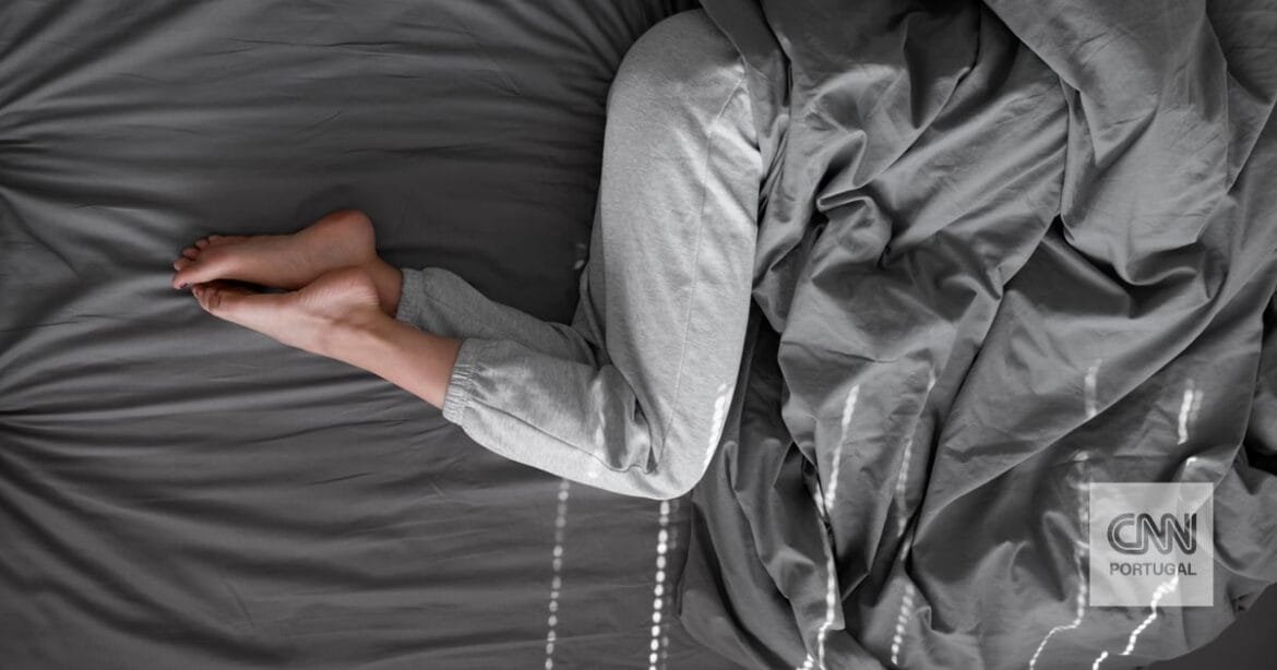 Sente as pernas inquietas quando está a tentar dormir? A culpa pode ser desta condição