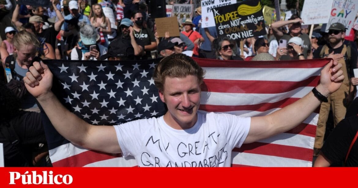 “Milhões” em protestos anti-Trump num sábado ensombrado por violência política