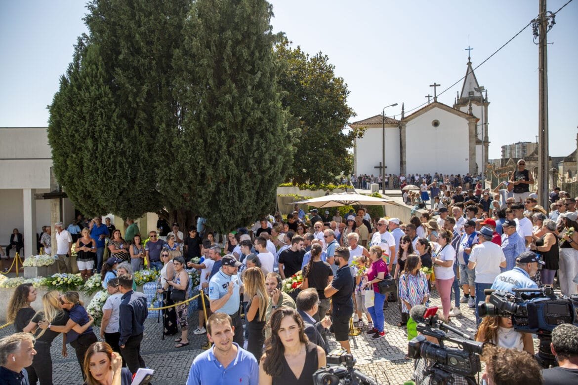 Mar de l&aacute;grimas e flores na homenagem a Diogo Jota e Andr&eacute; Silva