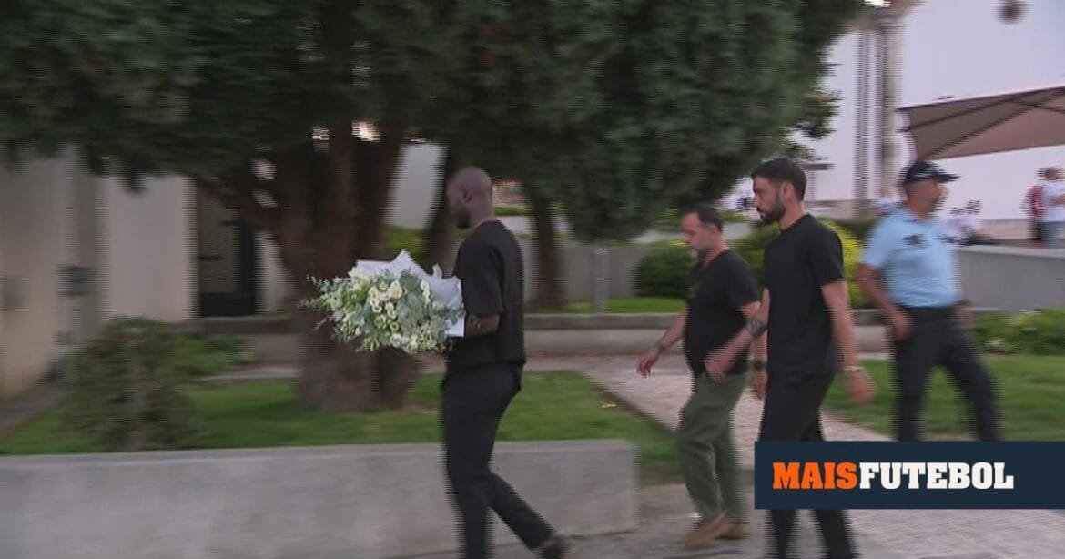 Danilo e Bruno Fernandes prestam homenagem a Diogo Jota e André Silva | MAISFUTEBOL